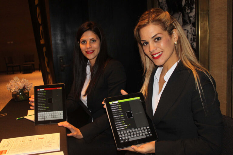 Anfitrionas con iPads registrando invitados en un evento