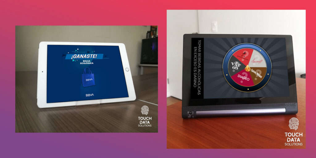 Anfitrionas con iPads en un stand