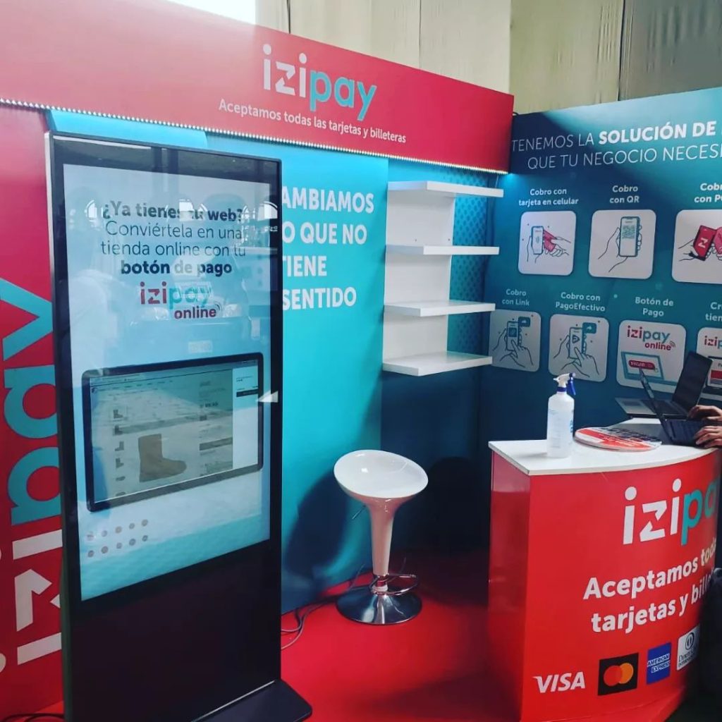 Tótem publicitario táctil en el stand de izipay