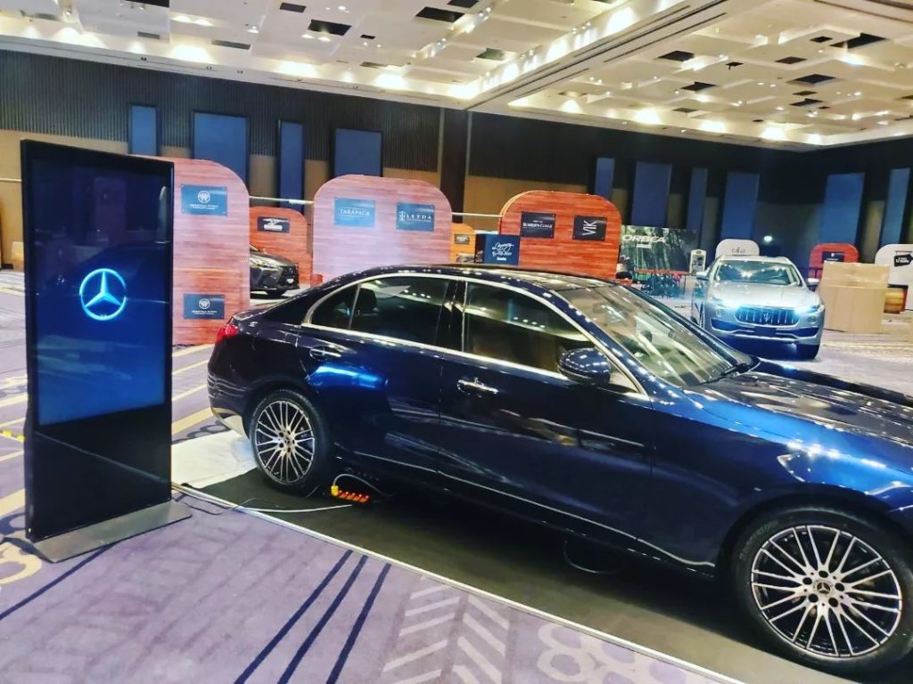 Tótem digital junto a un auto en el stand de Mercedes-Benz