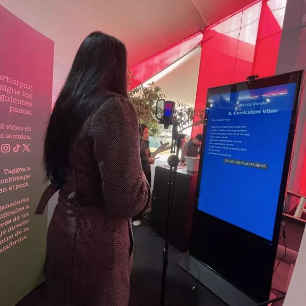 Persona usando una app en un tótem interactivo durante una activación