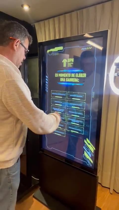 App de orientación vocacional en la pantalla táctil de un tótem para la UPN