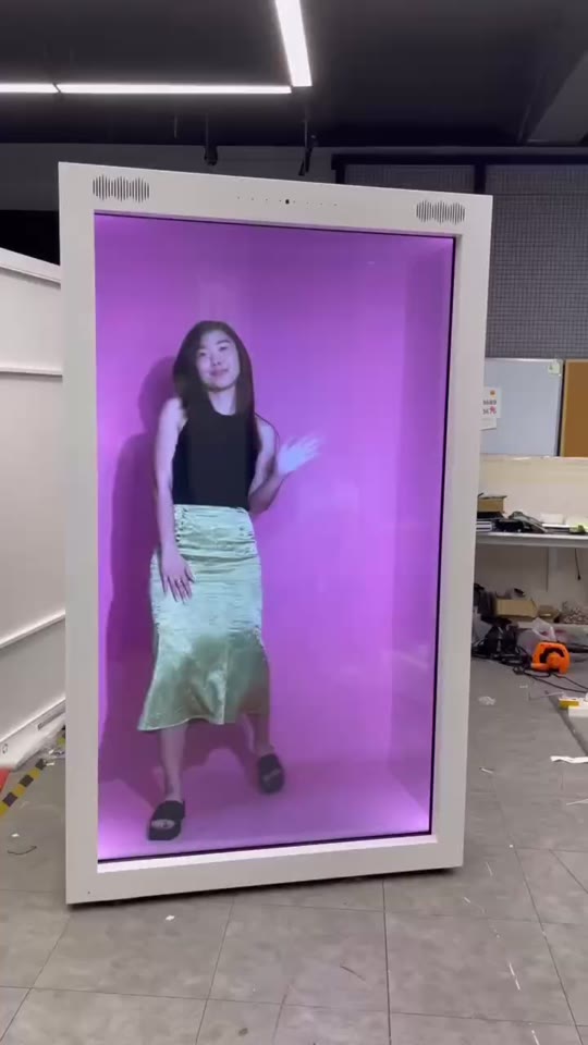 Persona a tamaño real dentro de un Holobox
