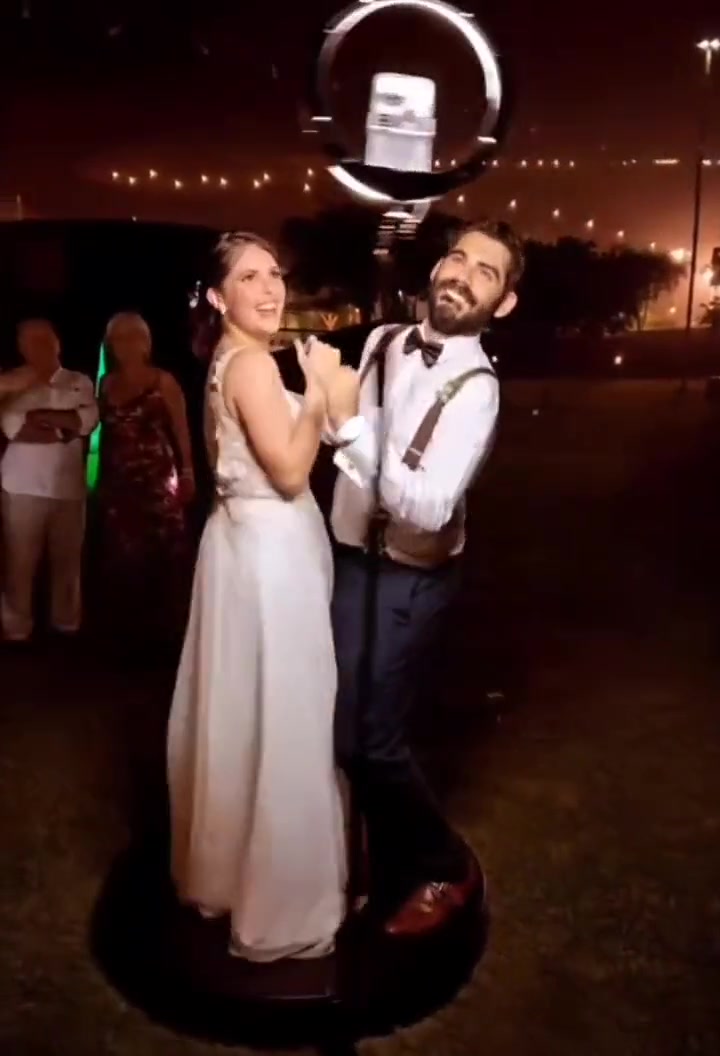 Novios grabando su video en la plataforma del photobooth 360 de Touch Data en su boda