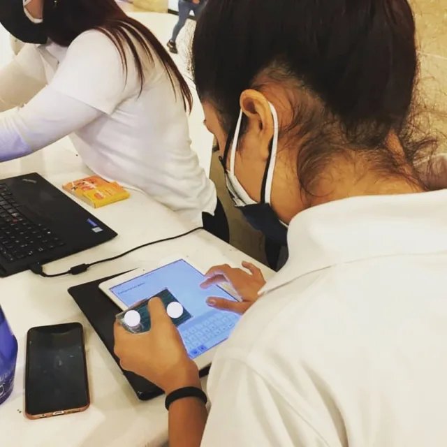 Participante registrando sus datos en una tablet durante un evento